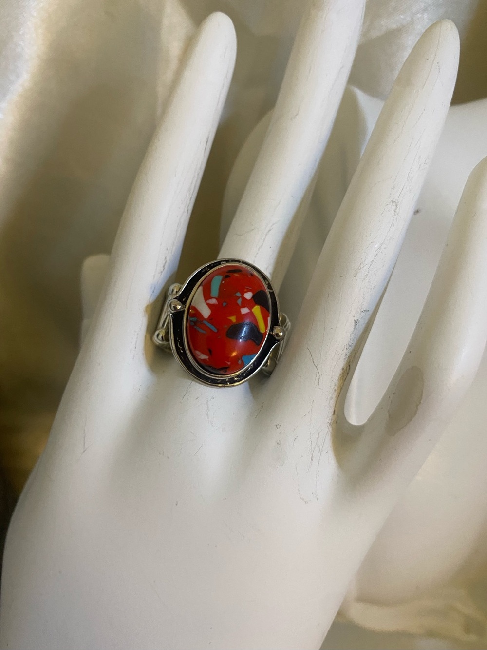 Vintage 1980s Red Confetti acrylic  Cabochon Stretch Ring Silver Tone